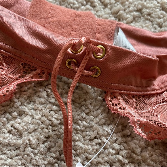 Victoria’s Secret garter belt - Picture 2 of 4